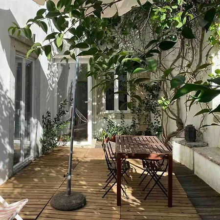 Apartment Quiet And Charming - With Yard, Center
